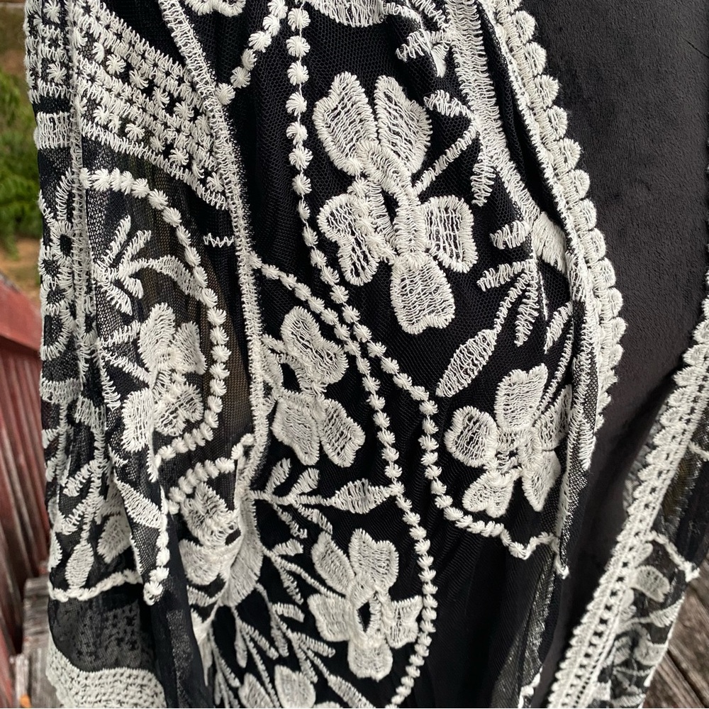 Woven Heart Black and White Floral Kimono Cardigan One Size Boho Cottage Core - Picture 11 of 14
